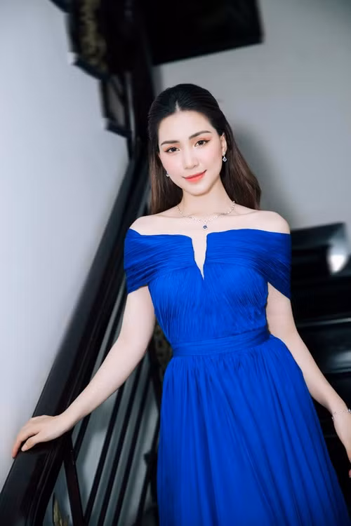 “Hòa cũng không bao giờ để con phải lao động vất vả, không bao giờ mang con lên mạng kêu gọi bất cứ một sự hỗ trợ nào. Hòa không hứa cho con học trường quốc tế hay cơm canh sơn hào hải vị, nhưng chắc chắn cho con được cuộc sống đủ đầy nhiều tình yêu thương. Khi nào con nhớ bà thì về thăm bà, hoặc bà lên thăm con, con lớn trưởng thành muốn về sống chăm sóc bà cũng được, không có sự gượng ép hay bắt buộc nào ở đây. Hoàn toàn là từ trái tim ạ”, cô trải lòng.