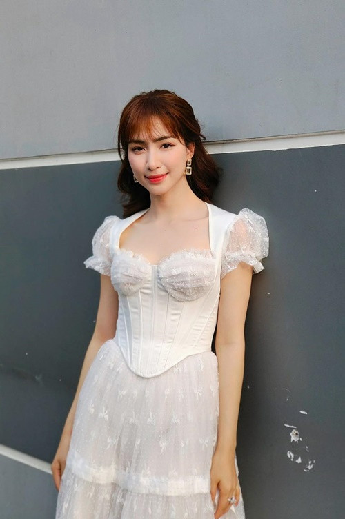 Liên lạc với chính quyền, Hòa Minzy được biết bé gái vẫn còn người thân là bà ngoại và các dì.