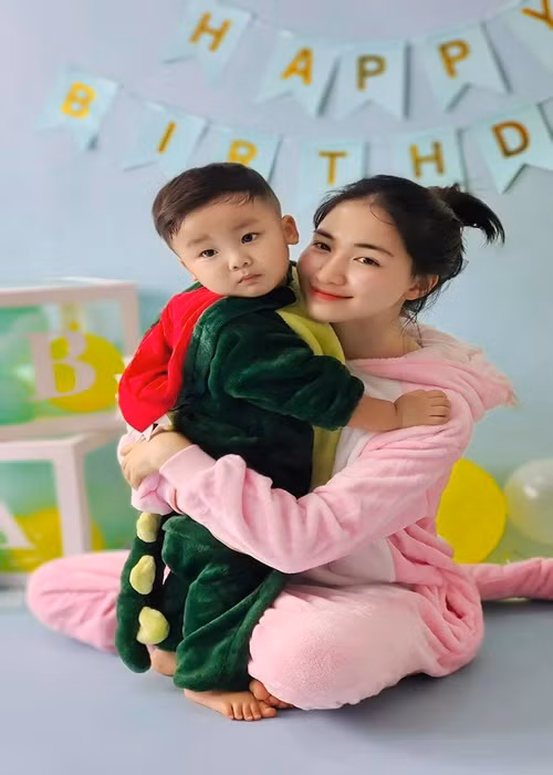 Nữ ca sĩ khẳng định sẽ chờ gia đình bé gái quyết định. “Nếu gia đình muốn để bé bên cạnh thì chắc chắn nhà nước sẽ hỗ trợ học hành cho bé tới lớn và các mạnh thường quân cũng sẽ đồng hành cùng con hỗ trợ về mặt kinh tế để bà cháu tạm thời có cuộc sống sinh hoạt ổn định”, Hòa Minzy cho biết.