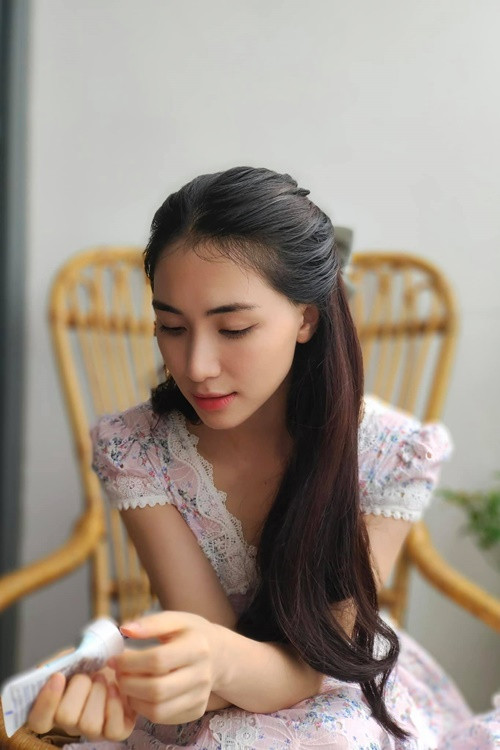 Trong trường hợp được nuôi bé gái, Hòa Minzy luôn dang rộng vòng tay đón con về với nhà. “Về với mẹ Hòa thì tất cả tiền bạc của mạnh thường quân đã, đang cho con thì gia đình giữ lại, mẹ Hòa không liên quan tới”, nữ ca sĩ nhấn mạnh.