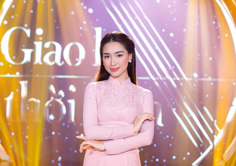 Hòa Minzy muốn nhận nuôi bé gái để bé có một môi trường sống tốt, thân thiện và nhiều tình yêu thương, bù đắp phần nào cho bé.