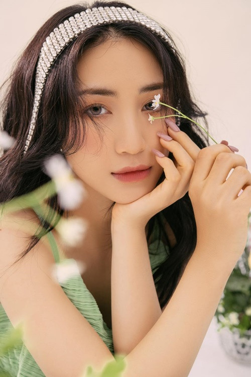 Bà ngoại bé gái vẫn chưa quyết định được có cho Hòa Minzy nhận nuôi bé hay không. “Bà gửi lời cảm ơn lòng tốt của em và hy vọng em đợi gia đình cũng như sức khỏe của cháu được ổn định hơn, mẹ bé cũng chưa được tìm thấy nên còn rất rối bời. Sau đó gia đình mới đưa đến quyết định được”, Hòa Minzy chia sẻ.