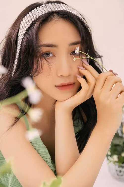 Bà ngoại bé gái vẫn chưa quyết định được có cho Hòa Minzy nhận nuôi bé hay không. “Bà gửi lời cảm ơn lòng tốt của em và hy vọng em đợi gia đình cũng như sức khỏe của cháu được ổn định hơn, mẹ bé cũng chưa được tìm thấy nên còn rất rối bời. Sau đó gia đình mới đưa đến quyết định được”, Hòa Minzy chia sẻ.