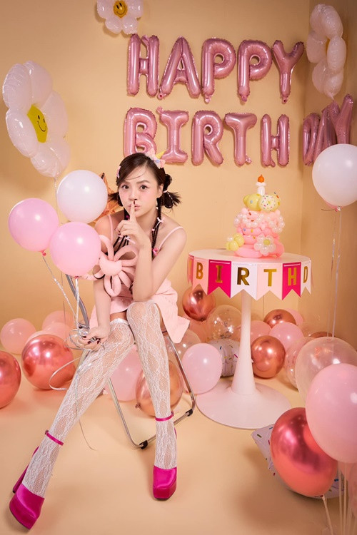 Thu Quỳnh "hack tuổi" cực tài tình với mái tóc tết, váy ngắn hồng.