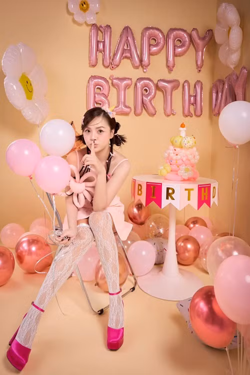 Thu Quỳnh "hack tuổi" cực tài tình với mái tóc tết, váy ngắn hồng.