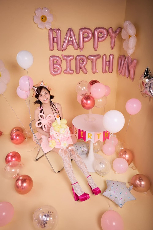 Cô viết: "Ngược thời gian về quá khứ... 20 năm trước, mình ước mơ được chụp bìa báo Hoa Học Trò mà không ai book, giờ cố thôi chứ đừng ai cười nhé. Tôi tự cười tôi được rồi".