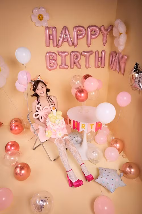 Cô viết: "Ngược thời gian về quá khứ... 20 năm trước, mình ước mơ được chụp bìa báo Hoa Học Trò mà không ai book, giờ cố thôi chứ đừng ai cười nhé. Tôi tự cười tôi được rồi".