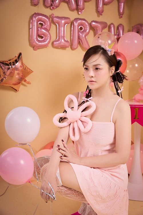 Thu Quỳnh chia sẻ, cô suy nghĩ rất nhiều mới dám đăng bộ ảnh "cưa sừng làm nghé".