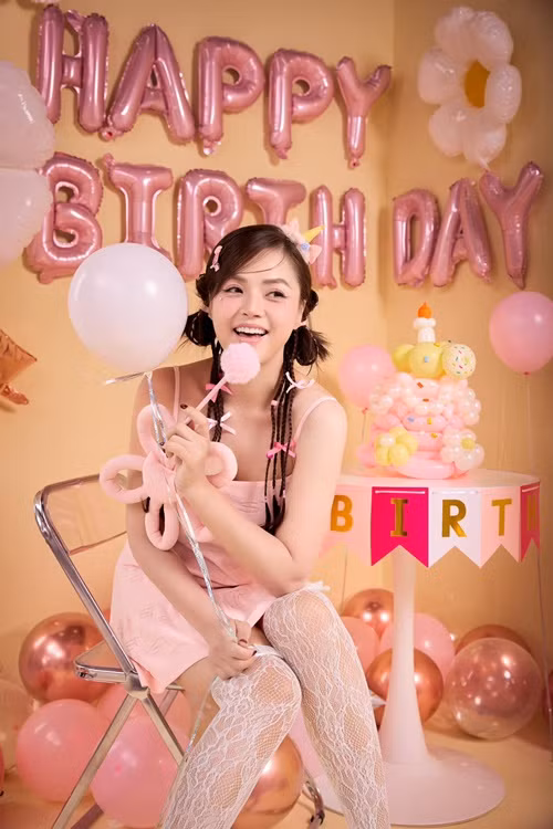 Bộ ảnh đón tuổi 36 của bà mẹ hai con khiến nhiều người bất ngờ.