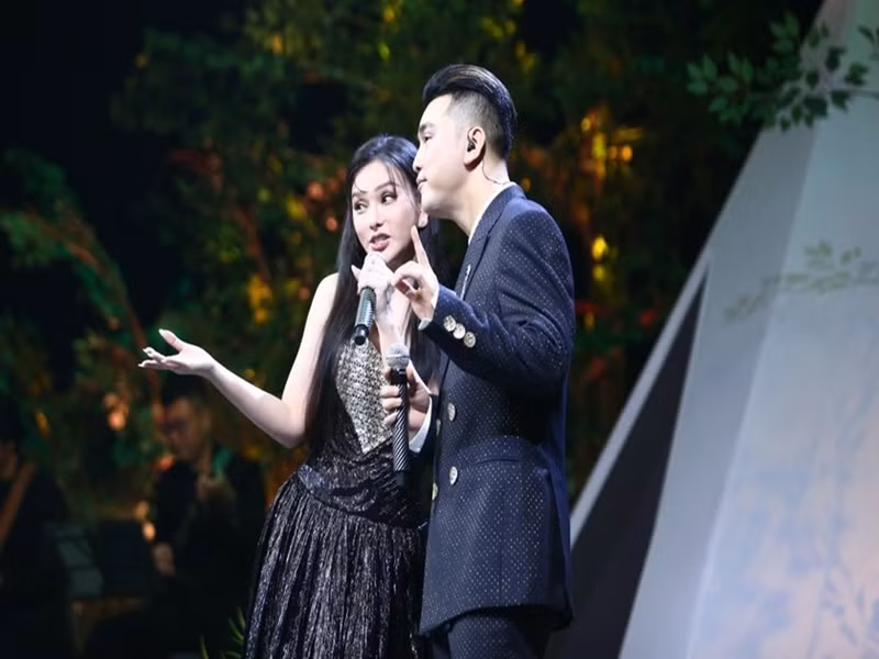 “Mình quen biết và làm việc chung cùng anh trai 22 năm rồi! Vợ chồng anh toàn trích tiền túi ra làm từ thiện gần chục năm qua không ai nhớ đến. Bản thân mình cũng chưa có điều kiện và sứ mệnh làm từ thiện được như vợ chồng anh, nên thấy vợ chồng anh làm được và kiên nhẫn duy trì đóng góp được bao nhiêu cho những hoàn cảnh khó khăn thật sự trân quý lắm", Thu Thủy chia sẻ. Ảnh: Báo Pháp Luật.