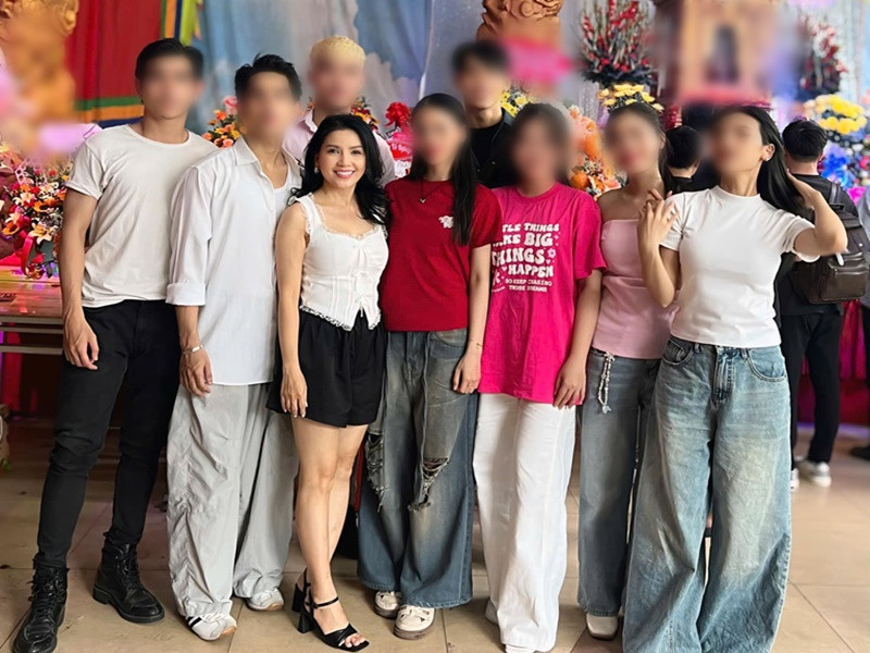 Nữ diễn viên ăn mặc trẻ trung bên các học trò.