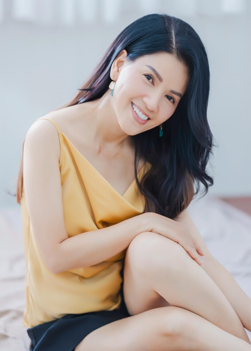 "Khanh và Vy hội ngộ với nhau. Gặp chị yêu Phạm Thị Ngọc Trinh. Trời ơi…Chị ăn gì mà càng ngày càng trẻ càng đẹp vậy trời, như con gái 19 tuổi. Chị tôi đúng không tuổi luôn", Hòa Hiệp chia sẻ.