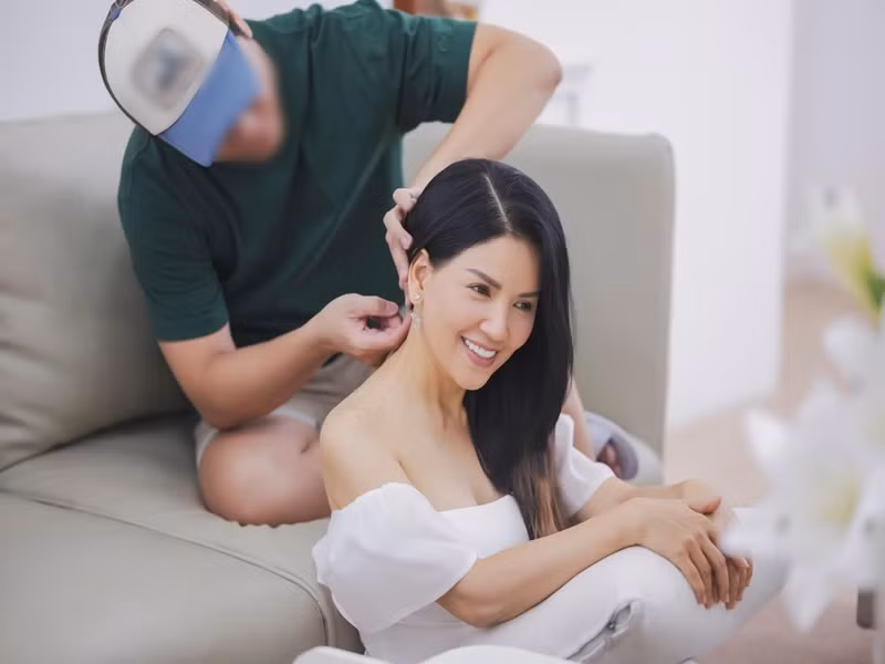 Ngọc Trinh gợi cảm với váy trễ vai.