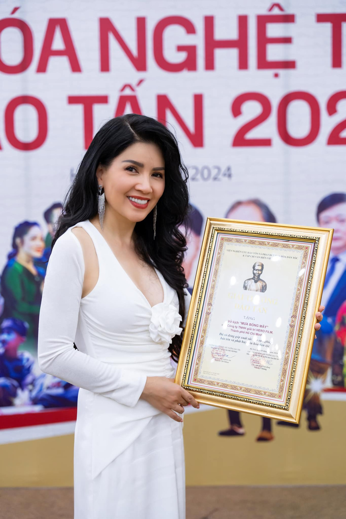 Ngọc Trinh mặc sang trọng, gợi cảm tại một sự kiện.