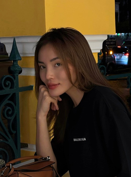 Cô trang điểm nhẹ nhàng ở đời thường. Ảnh: FB Kỳ Duyên.