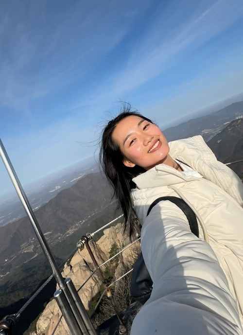 Nàng hậu khéo chăm sóc làn da mặt. Ảnh: FB Quỳnh Anh.