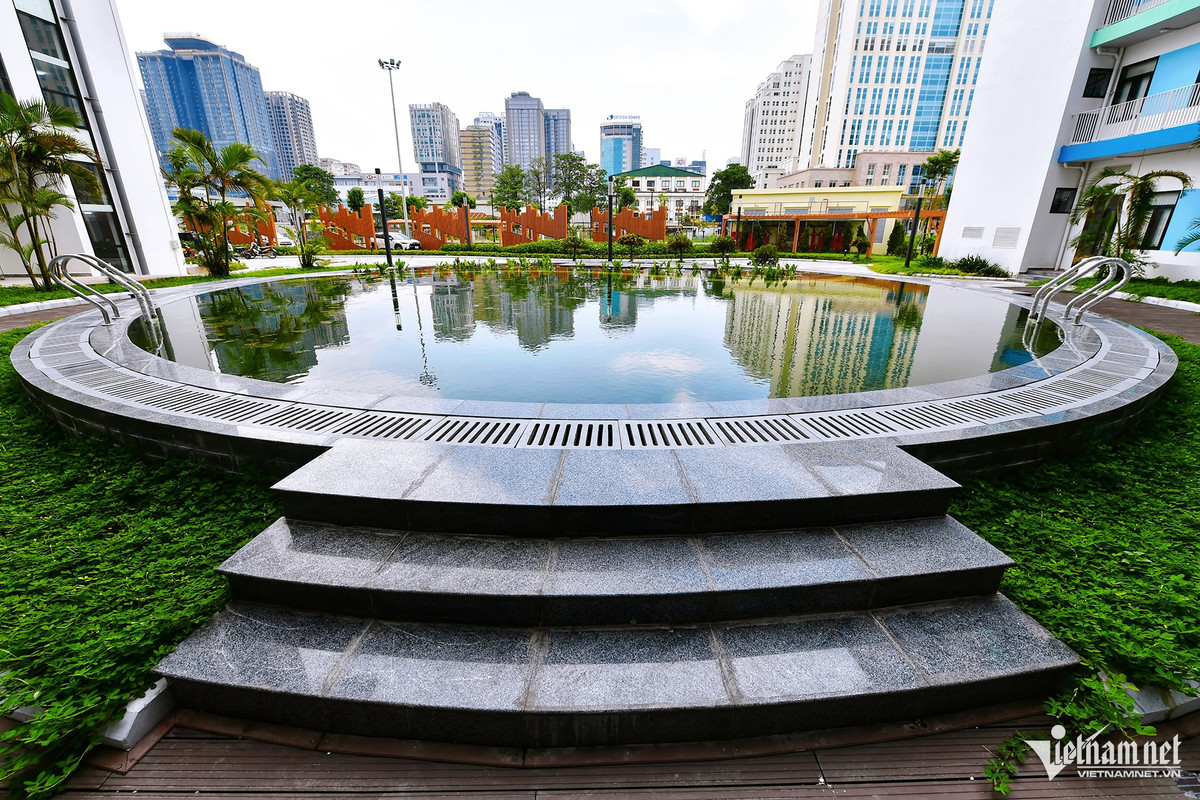 Bể bơi ngoài trời hình tròn độc đáo dành cho trẻ nhỏ là một điểm khác biệt của công trình.