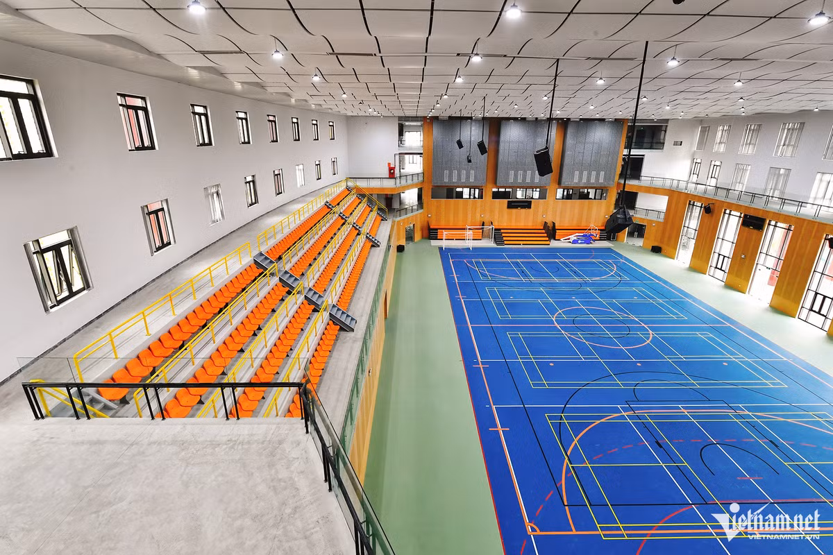 Công trình còn có nhà thi đấu 500 chỗ, các phòng học chức năng và thư viện... Tất cả được đầu tư theo quy chuẩn, tiêu chuẩn hiện đại.