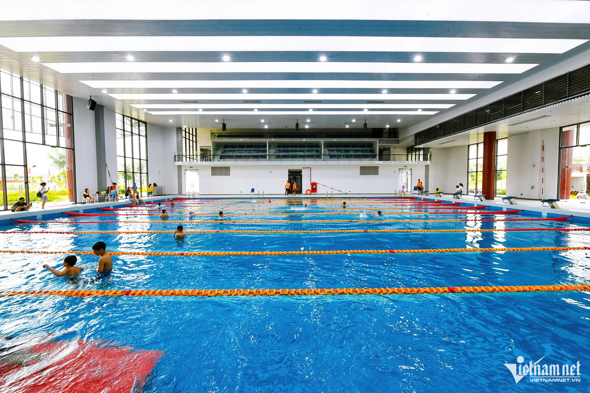 Nằm ở ngay tầng 1 của khu nhà B là bể bơi bốn mùa diện tích 25x25m với 10 làn bơi, độ sâu từ 1,3m đến 1,8m.