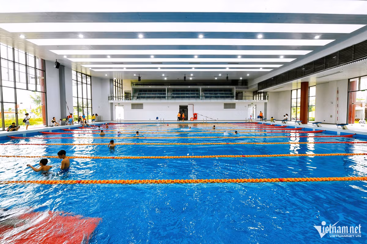 Nằm ở ngay tầng 1 của khu nhà B là bể bơi bốn mùa diện tích 25x25m với 10 làn bơi, độ sâu từ 1,3m đến 1,8m.