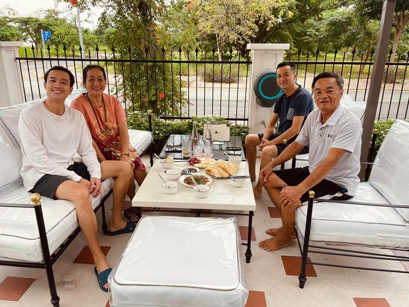 Sân vườn rộng rãi là nơi yêu thích của gia đình Quốc Trường.