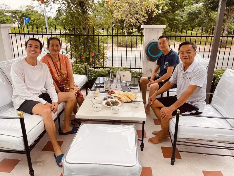 Sân vườn rộng rãi là nơi yêu thích của gia đình Quốc Trường.