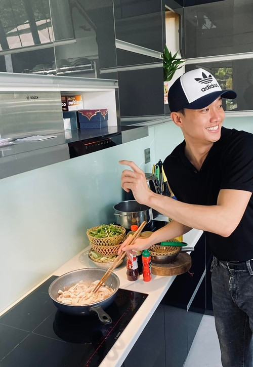 Quốc Trường nấu nhiều món dân dã như cá kho tiêu, bún nước lèo...