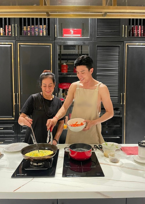 Quốc Trường cùng mẹ vào bếp mỗi lần mẹ anh đến thăm.