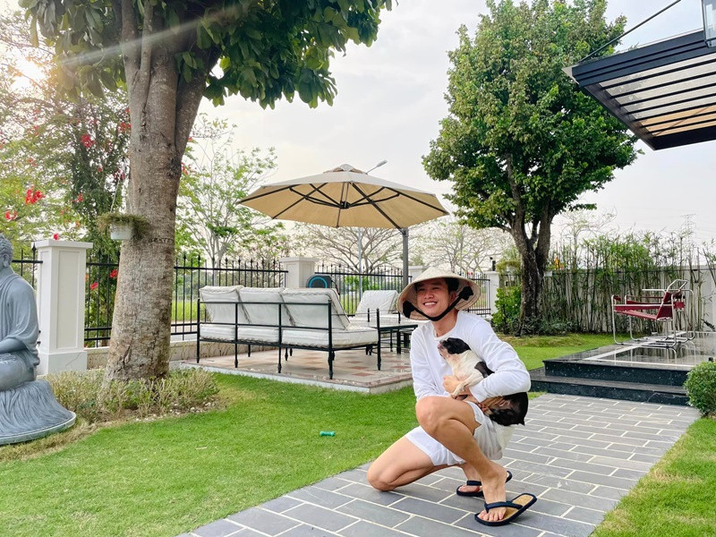 Anh nuôi thú cưng để bầu bạn.