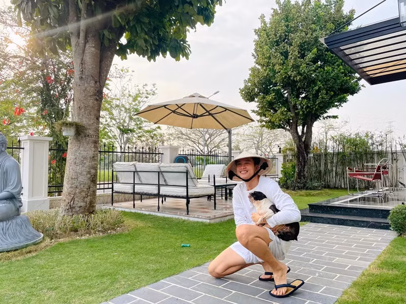 Anh nuôi thú cưng để bầu bạn.