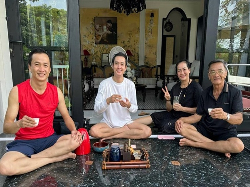 Nam diễn viên rủ bố mẹ và anh trai uống trà thay cà phê.