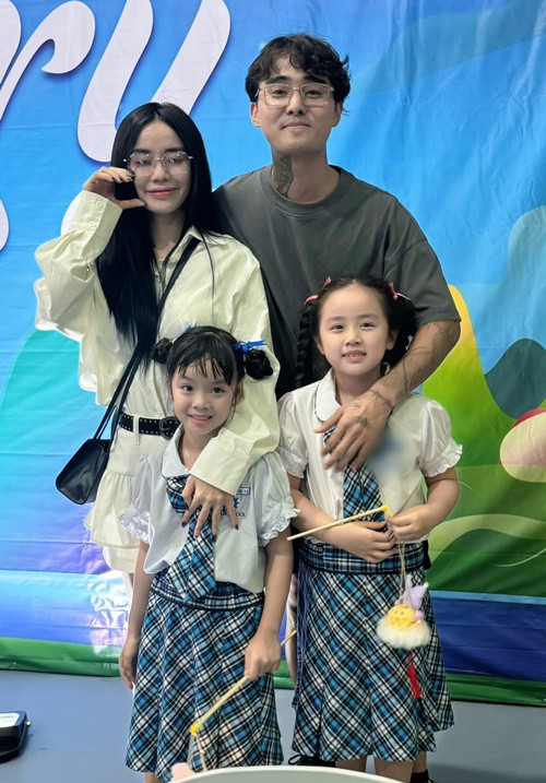 Hai con gái của Bảo Ngọc khóc vì nhớ Đạt G. Ảnh: FB Bảo Ngọc.