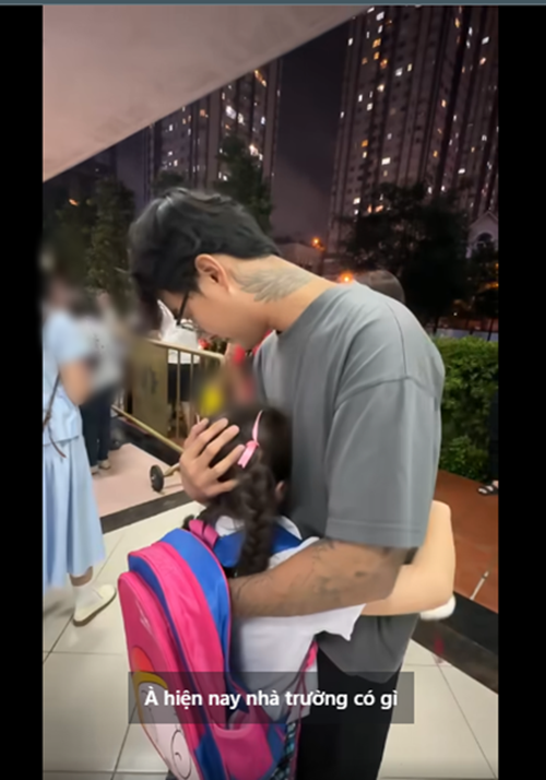 Mới đây, Đạt G bí mật về chơi Trung thu cùng hai con gái của Bảo Ngọc sau 1 tháng đi diễn xa. Ảnh: FB Bảo Ngọc.