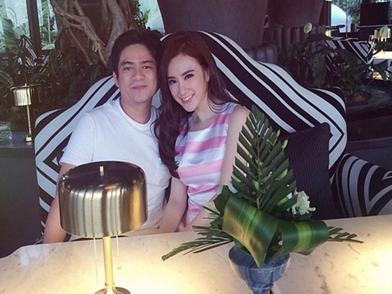 Cuối năm 2014, Angela Phương Trinh lộ ảnh tình tứ bên bác sĩ thẩm mỹ Chiêm Quốc Thái song “bà mẹ nhí” phủ nhận chuyện hẹn hò. Đầu năm 2015, bác sĩ Chiêm Quốc Thái bất ngờ công khai chuyện tình cảm với Angela Phương Trinh. Ảnh: Giao Thông.