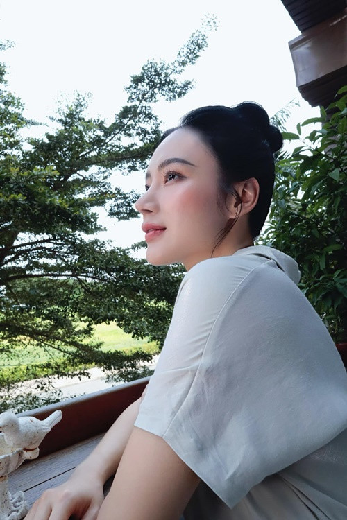 "Bà mẹ nhí" bị đồn có con vì bị một số cư dân mạng chỉnh sửa ảnh bên con nuôi. Ảnh: FB Angela Phương Trinh.