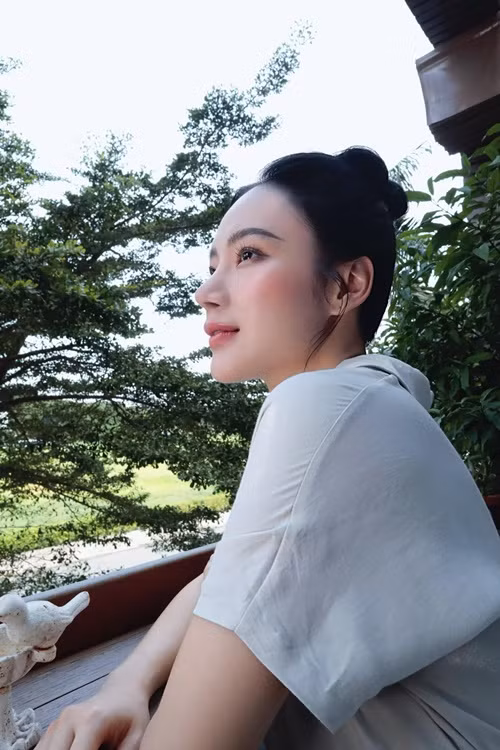 "Bà mẹ nhí" bị đồn có con vì bị một số cư dân mạng chỉnh sửa ảnh bên con nuôi. Ảnh: FB Angela Phương Trinh.