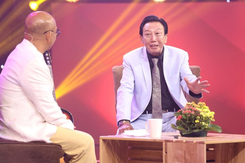 Về các cháu, nam nhạc sĩ cho biết: "Cháu nội cháu ngoại đề huề, có đứa muốn nối nghiệp ông làm nhạc sĩ, nghệ sĩ. Tôi lo cho chúng cả đời rồi, giờ là lúc làm những điều mình muốn". Ảnh: VOV.