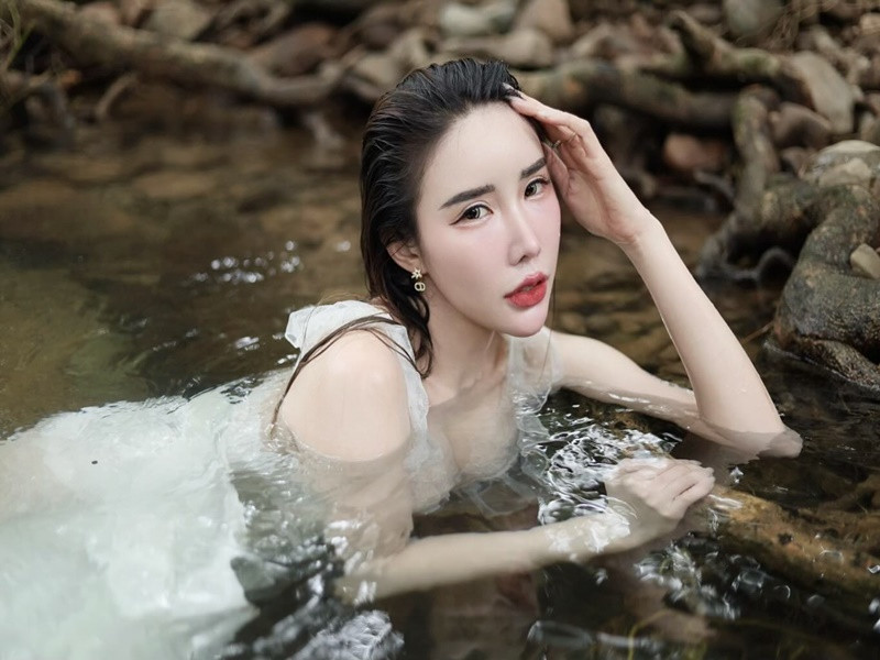 Khulthira chẳng ngại ngần tắm suối dù diện trang phục mỏng manh.