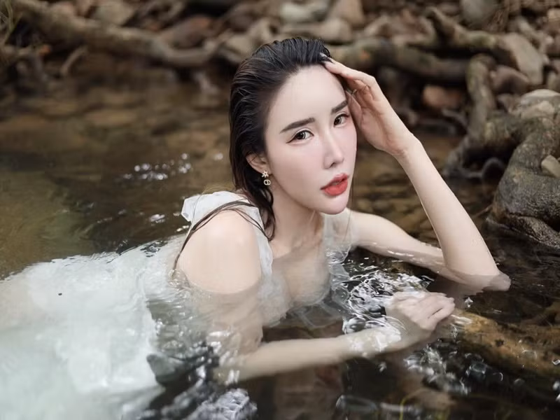 Khulthira chẳng ngại ngần tắm suối dù diện trang phục mỏng manh.