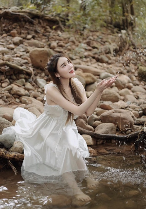 Theo người hâm mộ, trong loạt ảnh tắm suối, hot girl xinh đẹp đầy gợi cảm mà không thô tục.