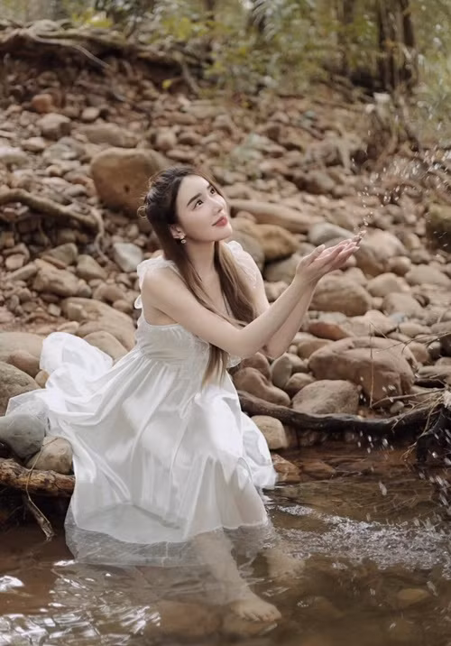 Theo người hâm mộ, trong loạt ảnh tắm suối, hot girl xinh đẹp đầy gợi cảm mà không thô tục.
