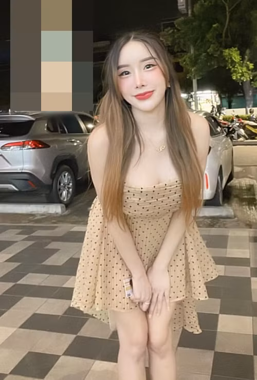 Khulthira đang là người mẫu xe hơi tại Thái Lan.