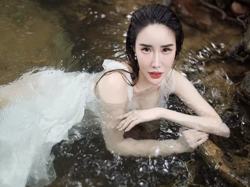 Làn da trắng sứ, vòng một gợi cảm giúp hot girl người Thái Lan nổi bật giữa thiên nhiên.