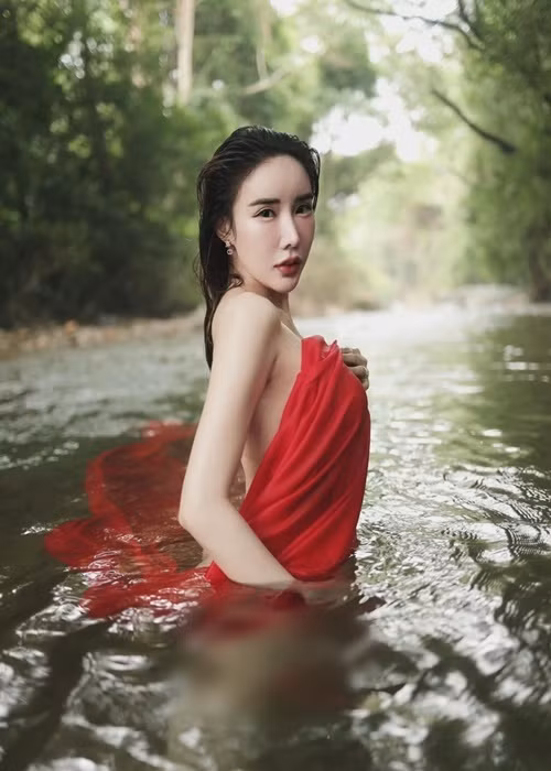 Khulthira là một trong những hot girl thế hệ mới ở Thái Lan. Mới đây, cô nàng gây chú ý nhờ loạt ảnh diện trang phục mỏng khi tắm suối.