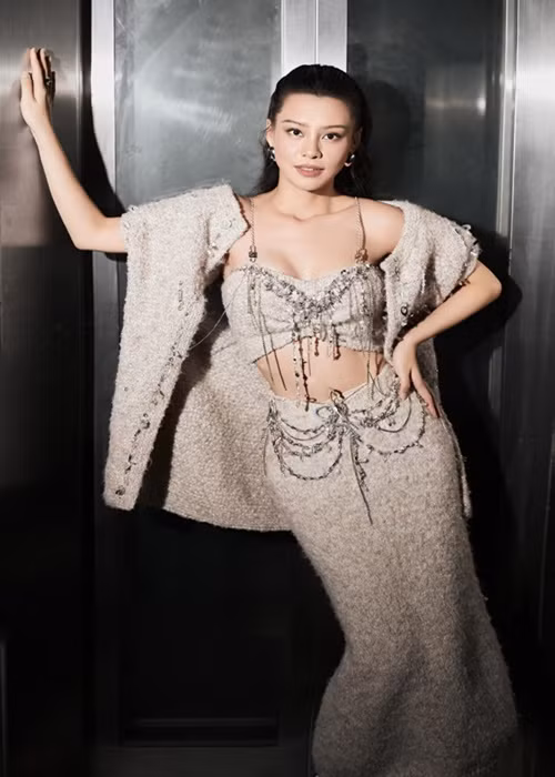 Nữ ca sĩ sở hữu gương mặt xinh đẹp cùng vóc dáng gợi cảm. Ảnh: FB Bùi Lan Hương.