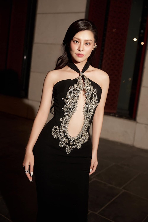 Bùi Lan Hương chuộng mặc trang phục khoe eo con kiến, vòng ba nảy nở. Ảnh: FB Bùi Lan Hương.