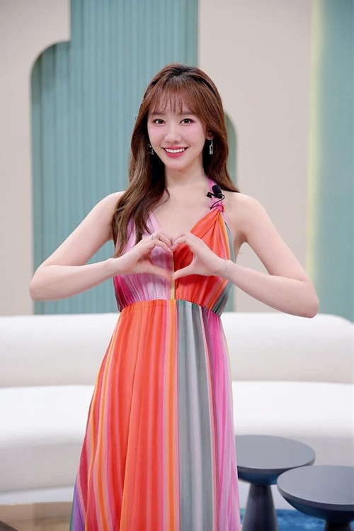 Ở Việt Nam, sự nghiệp ca hát của Hari Won có bước phát triển khá thuận lợi với ca khúc Anh cứ đi đi được khán giả đón nhận năm 2016. Ảnh: FB Hari Won.