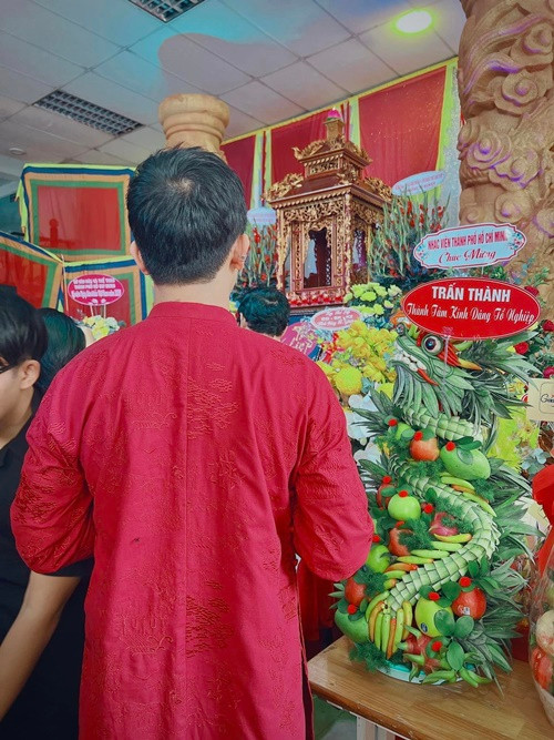 Giống như mọi năm, nam MC đi lễ một mình mà không có Hari Won. Ảnh: FB Trấn Thành.