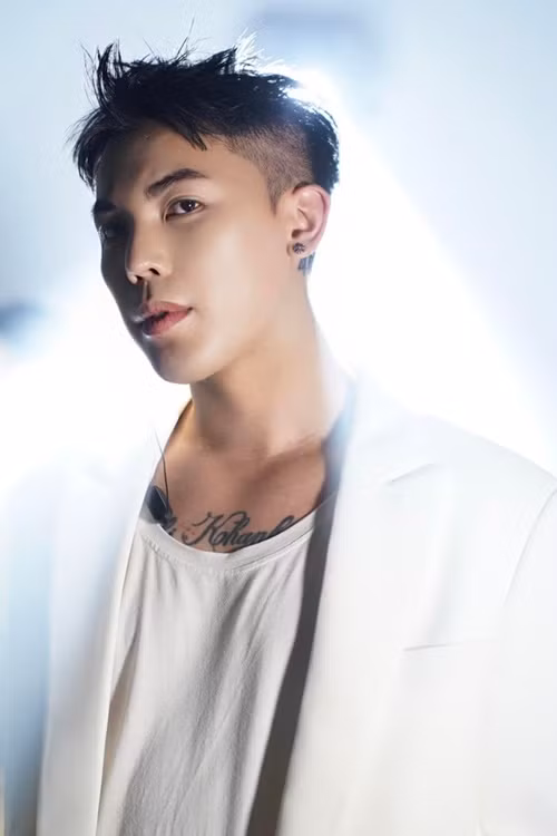 Theo Gia Đình Việt Nam, Phạm Duy Khánh là một trong những ông bầu trẻ tuổi nhất của showbiz Việt. Nam CEO sinh năm 1992 chia sẻ, sự nghiệp ông bầu của anh bắt đầu có bước ngoặt vào năm 2012 khi hỗ trợ Lại Hương Thảo giành giải nhất Hoa khôi Thể thao 2012. Ngoài Lại Hương Thảo, anh còn giúp đỡ Mai Giang, Chúng Huyền Thanh, Bùi Quỳnh Hoa.