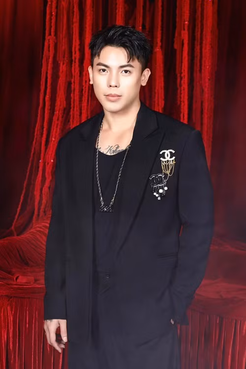 Phạm Duy Khánh xin lỗi khán giả. “Dù có thanh minh như thế nào thì lời nói ấy đã vô tình làm tổn thương biết bao người. Khánh thật tâm cúi đầu xin lỗi tất cả và mong được lượng thứ”, anh nói.